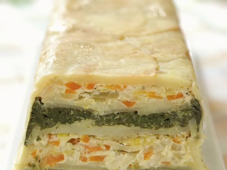 Terrine mit Kartoffeln, Spinat und Karotten
