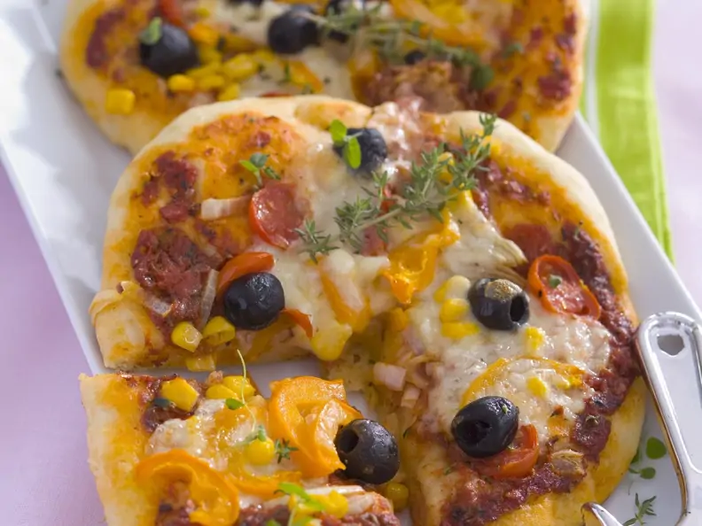 Gemüsepizza mit Zuckermais und Käse