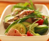 Scharfer Salat vom Rind mit Tomaten und Gurken
