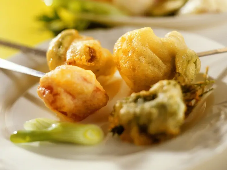 Fondue mit Gemüse im Bierteig