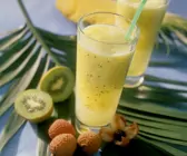 Exotisches Obstgetränk mit Kiwi, Ananas und Lychee