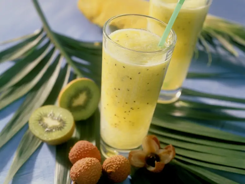 Exotisches Obstgetränk mit Kiwi, Ananas und Lychee