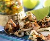 Calamari mit Papayasalsa und Limetten