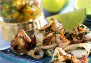 Calamari mit Papayasalsa und Limetten