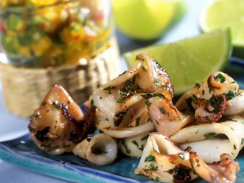 Calamari mit Papayasalsa und Limetten