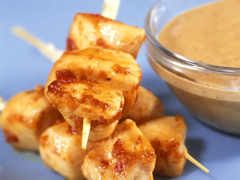 Sate-Kaninchen-Spieß dazu Erdnusssauce