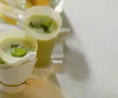 Mildes grünes Getränk mit Avocado und Melisse
