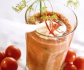 Scharfer Tomatendrink mit Kräutern und Joghurttupfer