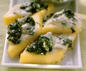Spinat-Polentaschnitten mit Gorgonzola
