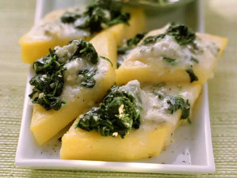Spinat-Polentaschnitten mit Gorgonzola