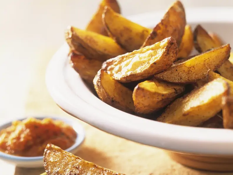 Kartoffel-Wedges mit Paprikasalsa