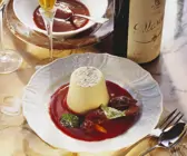 Panna cotta auf Fruchtspiegel