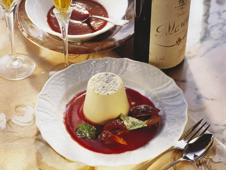 Panna cotta auf Fruchtspiegel