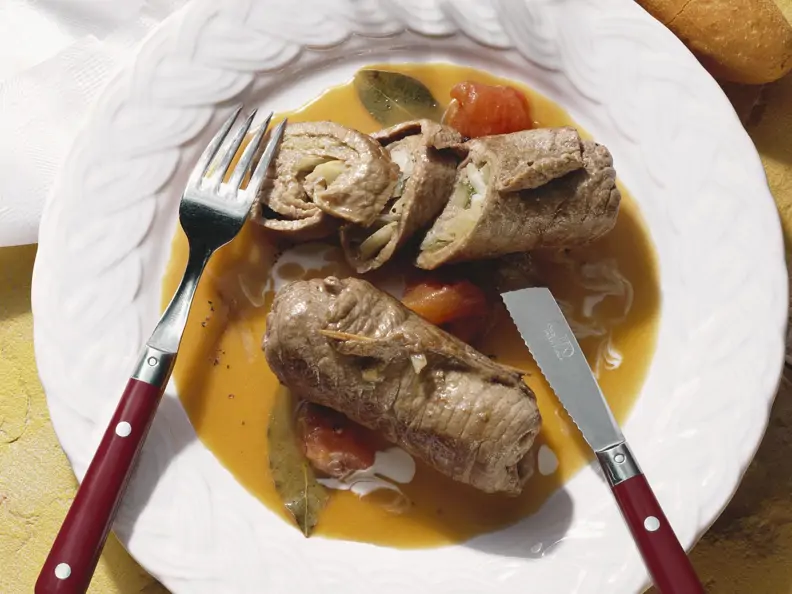 Rouladen aus Rindfleisch mit Tomatensoße