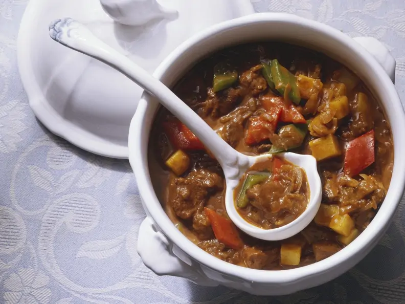 Gulasch mit Paprika und Kartoffeln