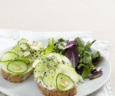 Brote mit Ricotta, Gurke, Apfel und Sprossen