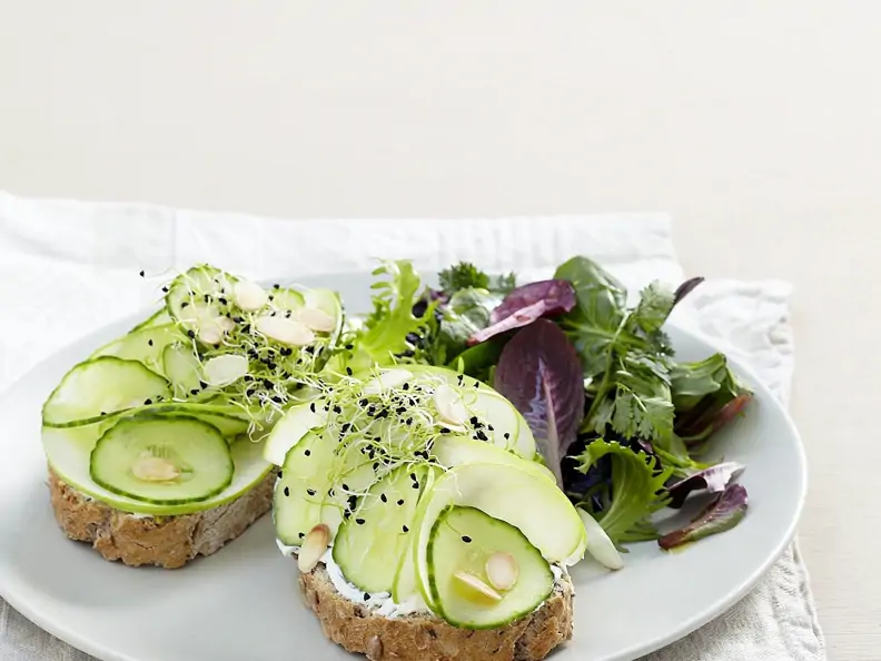 Brote mit Ricotta, Gurke, Apfel und Sprossen