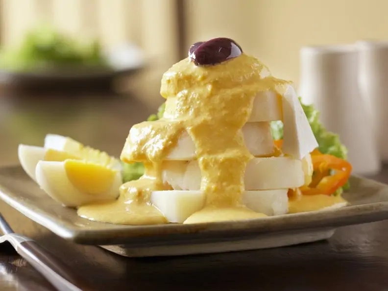 Kartoffelscheiben und Soße aus Peru