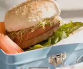 Hamburger und Gemüsesticks