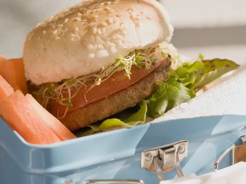 Hamburger und Gemüsesticks