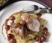 Fasanenbrust im Speckmantel mit Sauerkraut und Trauben