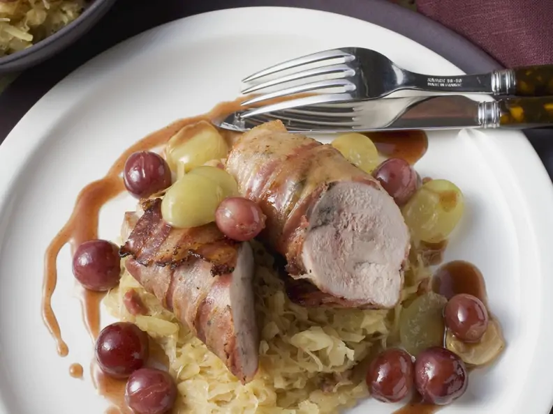 Fasanenbrust im Speckmantel mit Sauerkraut und Trauben