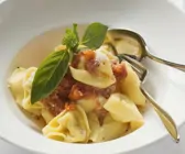 Tortellini mit Tomatensugo und Parmesan