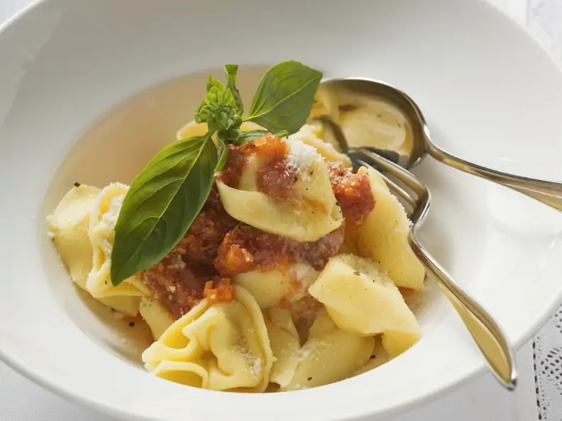 Tortellini mit Tomatensugo und Parmesan