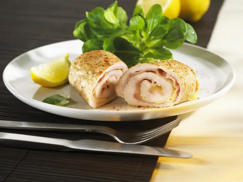 Putenröllchen mit Schinken und Käse
