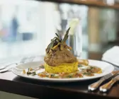 Filetspitze auf getrüffeltem Ei