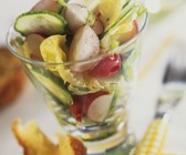 Frühlingshafter Salat mit Radieschen und Gurke