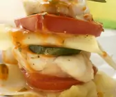Seeteufel-Türmchen mit Tomaten und Zucchini