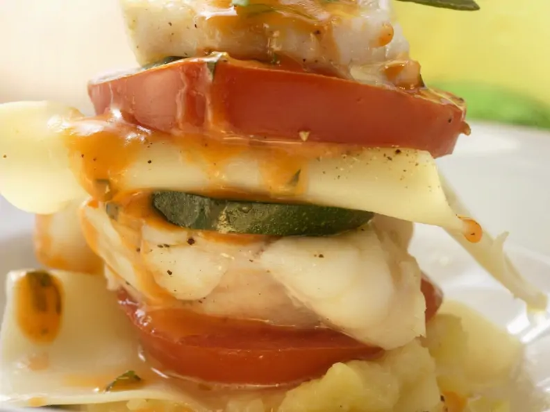 Seeteufel-Türmchen mit Tomaten und Zucchini