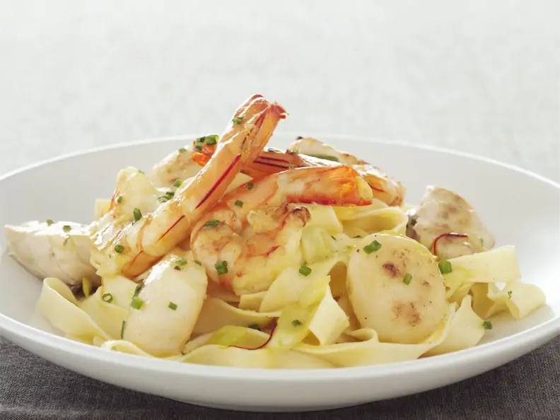 Pasta mit Garnelen und Jakobsmuscheln