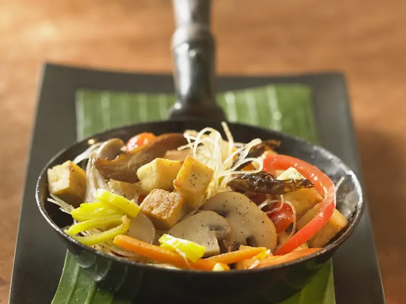 Glasnudel-Tofu-Pfanne mit Gemüse