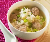 Suppe mit Reis und Hackbällchen