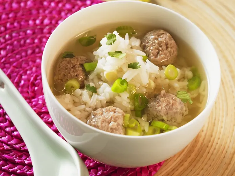 Suppe mit Reis und Hackbällchen