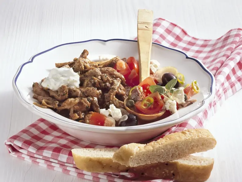 Gyros mit Zaziki und Tomatensalat