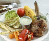Gegrilltes Elchsteak mit verschiedenem Gemüse