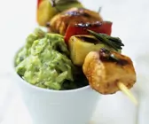 Gemüse-Lachs-Spieß mit Avocadocreme auf mexikanische Art (Guacamole)