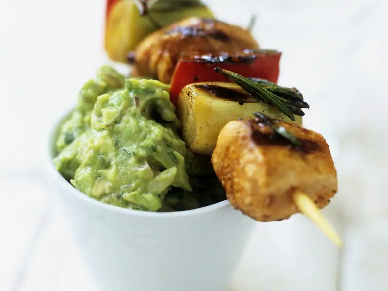 Gemüse-Lachs-Spieß mit Avocadocreme auf mexikanische Art (Guacamole)