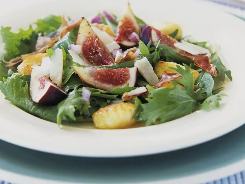 Blattsalat mit Gnocchi und Feigen