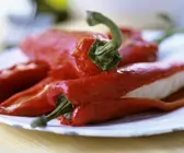 Spitzpaprika mit Fischcreme-Füllung