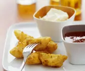 Würzige Kartoffelecken mit Chilisoße und Schmanddip