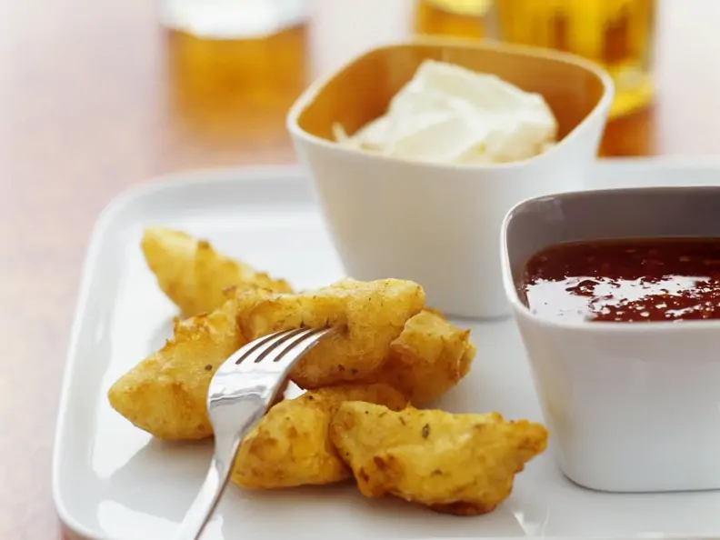 Würzige Kartoffelecken mit Chilisoße und Schmanddip