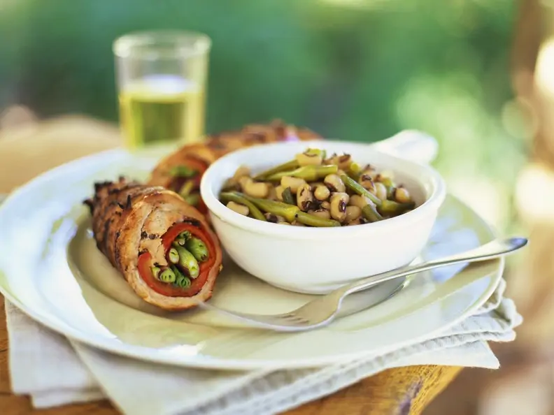 Rouladen mit Paprika, Lauchzwiebeln und Bohnensalat