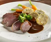 Rehrücken mit Knödel aus Brezen