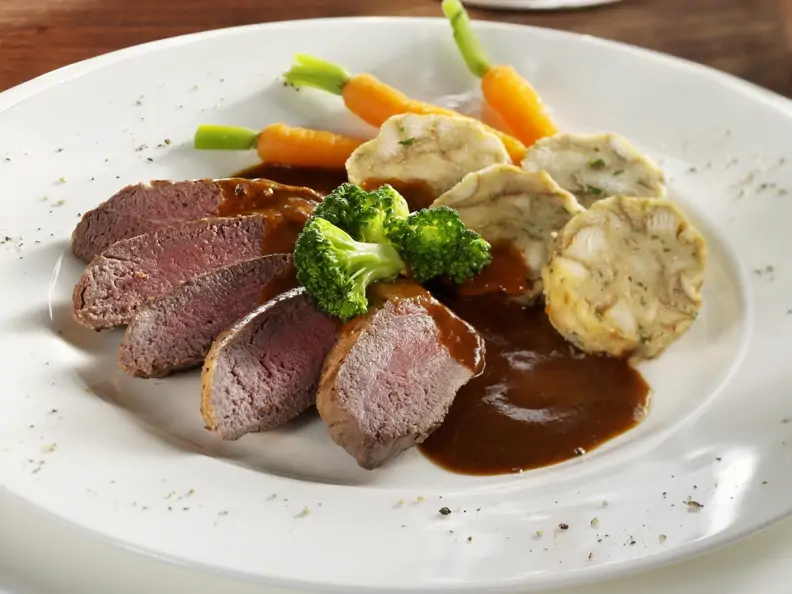 Rehrücken mit Knödel aus Brezen