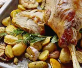 Gebratene Lammkeule mit Rosmarinkartoffeln