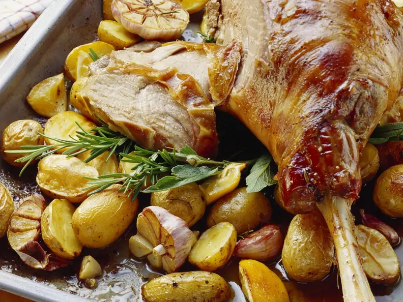 Gebratene Lammkeule mit Rosmarinkartoffeln